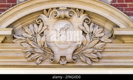 Emblema in cima alla porta d'ingresso della Flavelle House dell'Università di Toronto, Canada. Sito storico nazionale e attrazione turistica. Foto Stock