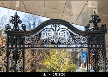 Lavorazione dei metalli in un cancello d'ingresso alla Flavelle House dell'Università di Toronto, Canada. Sito storico nazionale e attrazione turistica. Foto Stock