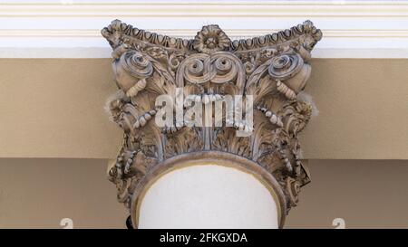 Capitale decorativa in una colonna della Flavelle House dell'Università di Toronto, Canada. Sito storico nazionale e attrazione turistica. Foto Stock