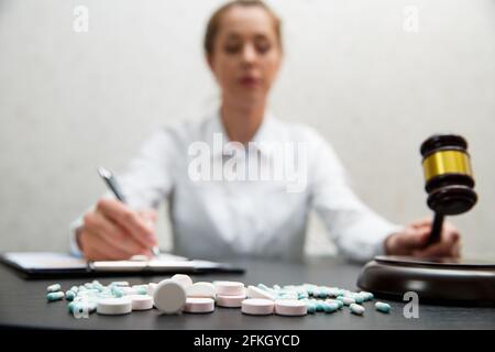 Diritto della medicina concetto. Giudici martello con le pillole close up Foto Stock