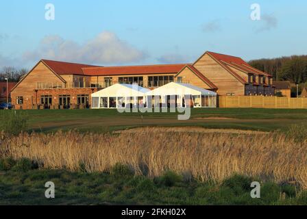 Heacham Manor Hotel, campo da golf, Club House, terrazza, rischio d'acqua, 18 verde, Norfolk, Inghilterra, Regno Unito Foto Stock