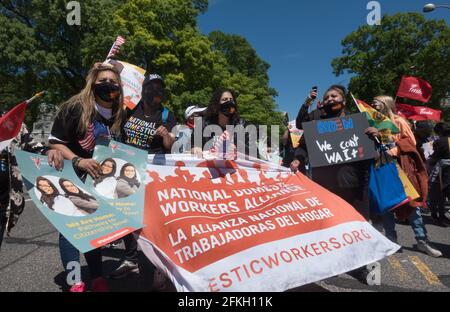 I marchers che chiedono l'amministrazione Biden fanno progressi sulla riforma dell'immigrazione, si dirigono ad un raduno sul National Mall il giorno di maggio, conosciuto come Giornata Internazionale dei lavoratori. Più di 25 gruppi hanno partecipato alla marcia, che ha avuto origine a Black Lives Matter Plaza vicino alla Casa Bianca. 1 maggio 2021, Washington, DC Foto Stock