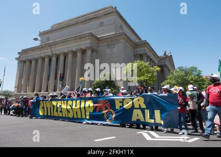 I marchers che chiedono l'amministrazione Biden fanno progressi sulla riforma dell'immigrazione, si dirigono ad un raduno sul National Mall il giorno di maggio, conosciuto come Giornata Internazionale dei lavoratori. Più di 25 gruppi hanno partecipato alla marcia, che ha avuto origine a Black Lives Matter Plaza vicino alla Casa Bianca. 1 maggio 2021, Washington, DC Foto Stock