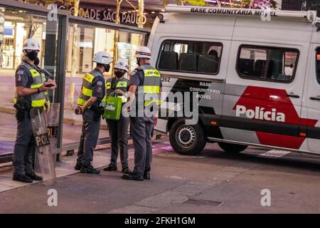 Guarulhos, San Paolo, Brasile. 1 maggio 2021. (INT) protesta a favore del governo Bolsonaro a San Paolo. 1 maggio 2021, San Paolo, Brasile: La polizia militare coglie fuochi d'artificio che erano nelle mani di manifestanti che hanno partecipato a un atto pro-Bolsonaro su Avenue Paulista, a San Paolo, questo Sabato, Festa del lavoro. Credit: Fepesil/TheNews2 Credit: Fepesil/TheNEWS2/ZUMA Wire/Alamy Live News Foto Stock