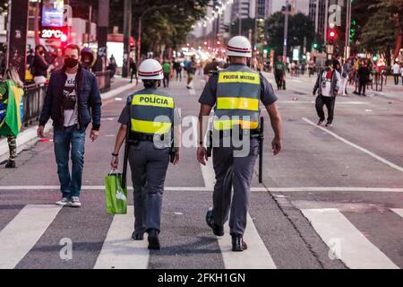 Guarulhos, San Paolo, Brasile. 1 maggio 2021. (INT) protesta a favore del governo Bolsonaro a San Paolo. 1 maggio 2021, San Paolo, Brasile: La polizia militare coglie fuochi d'artificio che erano nelle mani di manifestanti che hanno partecipato a un atto pro-Bolsonaro su Avenue Paulista, a San Paolo, questo Sabato, Festa del lavoro. Credit: Fepesil/TheNews2 Credit: Fepesil/TheNEWS2/ZUMA Wire/Alamy Live News Foto Stock