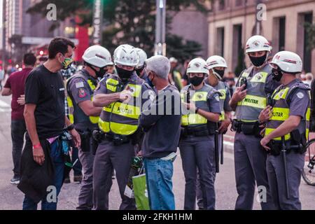 Guarulhos, San Paolo, Brasile. 1 maggio 2021. (INT) protesta a favore del governo Bolsonaro a San Paolo. 1 maggio 2021, San Paolo, Brasile: La polizia militare coglie fuochi d'artificio che erano nelle mani di manifestanti che hanno partecipato a un atto pro-Bolsonaro su Avenue Paulista, a San Paolo, questo Sabato, Festa del lavoro. Credit: Fepesil/TheNews2 Credit: Fepesil/TheNEWS2/ZUMA Wire/Alamy Live News Foto Stock