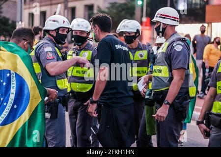 Guarulhos, San Paolo, Brasile. 1 maggio 2021. (INT) protesta a favore del governo Bolsonaro a San Paolo. 1 maggio 2021, San Paolo, Brasile: La polizia militare coglie fuochi d'artificio che erano nelle mani di manifestanti che hanno partecipato a un atto pro-Bolsonaro su Avenue Paulista, a San Paolo, questo Sabato, Festa del lavoro. Credit: Fepesil/TheNews2 Credit: Fepesil/TheNEWS2/ZUMA Wire/Alamy Live News Foto Stock