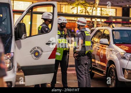 Guarulhos, San Paolo, Brasile. 1 maggio 2021. (INT) protesta a favore del governo Bolsonaro a San Paolo. 1 maggio 2021, San Paolo, Brasile: La polizia militare coglie fuochi d'artificio che erano nelle mani di manifestanti che hanno partecipato a un atto pro-Bolsonaro su Avenue Paulista, a San Paolo, questo Sabato, Festa del lavoro. Credit: Fepesil/TheNews2 Credit: Fepesil/TheNEWS2/ZUMA Wire/Alamy Live News Foto Stock