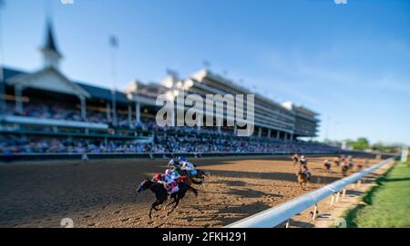 Louisville, Kentucky, Stati Uniti. 4 Feb 2017. 1 maggio 2021 : Medina Spirit, 8°, guidata dal fantino John Velazquez, vince la 147° corsa del Kentucky Derby il Kentucky Derby Day a Churchill Downs il 1° maggio 2021 a Louisville, Kentucky. Scott Serio/Eclipse Sportswire/CSM/Alamy Live News Foto Stock