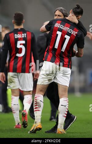 Milano, Italia, 1 maggio 2021. Zlatan Ibrahimovic di AC Milan è abbracciato da Filippo Inzaghi Capo allenatore di Benevento Calcio a seguito del fischio finale della serie A match a Giuseppe Meazza, Milano. Il credito immagine dovrebbe essere: Jonathan Moscrop / Sportimage Credit: Sportimage/Alamy Live News Foto Stock