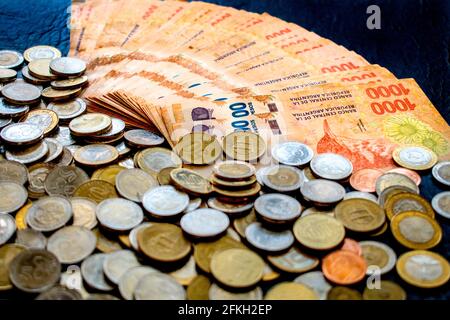 Contanti / denaro: Pesos argentini (monete e bollette). Foto Stock