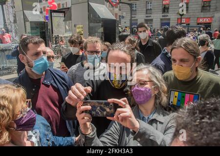 In prima persona il leader principale del podemos partito Pablo Iglesias. Appena tre giorni prima delle elezioni di Madrid in 4-M, la sinistra invade le strade di Madrid come ultimo proiettile in vista delle elezioni. Il governo del PSOE e di United We può essere ribaltato con l'appello per la manifestazione del giorno di maggio con la presenza di diversi suoi ministri in una nomina che ha riunito diverse migliaia di persone nella capitale della Spagna, anche se la nomina è stata limitata a un migliaio di partecipanti. La presenza di Yolanda Díaz, terzo vice presidente e ministro del lavoro, spicca da allora Foto Stock