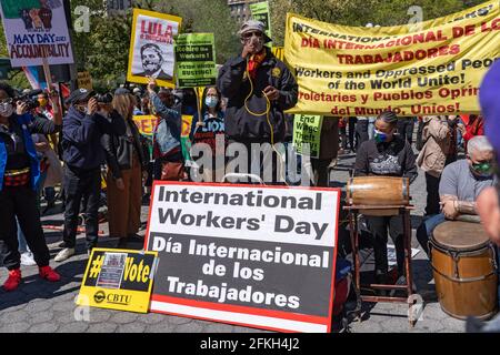 NEW YORK, NY - MAGGIO 01: Un attivista parla durante il partito dei socialisti e altri gruppi evento della Giornata Internazionale del lavoro a Union Square il 1° maggio 2021 a New York City. Foto Stock