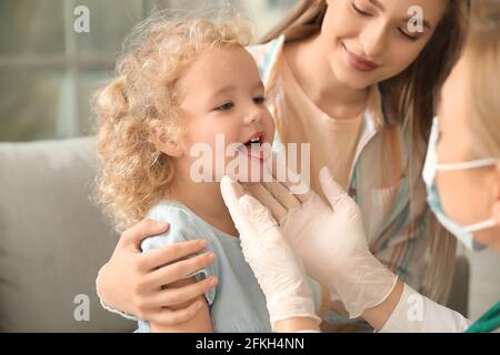 Pediatra che esamina la bambina a casa Foto Stock