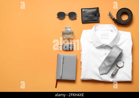 Eleganti abiti e accessori maschili su sfondo colorato Foto Stock