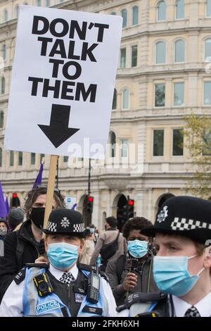 Londra, Regno Unito. 1 maggio 2021. Un uomo ha un cartello che legge non parlare con loro dietro gli ufficiali della squadra di collegamento della polizia metropolitana (PLT) ad una dimostrazione di Kill the Bill in Trafalgar Square come parte di una Giornata Nazionale d'azione per celebrare la Giornata Internazionale dei lavoratori. Le proteste a livello nazionale sono state organizzate contro la polizia, il crimine, la condanna e i tribunali Bill 2021, che concederebbe alla polizia una serie di nuovi poteri discrezionali per chiudere le proteste. Credit: Mark Kerrison/Alamy Live News Foto Stock