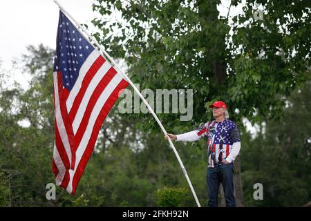 Salem, Stati Uniti. 01 Maggio 2021. Un raduno per cause conservatrici di estrema destra, diritti delle armi e il secondo emendamento, e Donald Trump, ha attirato circa 200-300 sostenitori, tra cui un grande contingente di Proud Boys, nel Riverfront Park di Salem, Oregon, il 1° maggio 2021. (Foto di John Rudoff/Sipa USA) Credit: Sipa USA/Alamy Live News Foto Stock