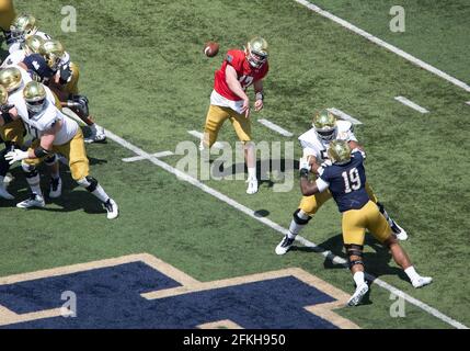 South Bend, Indiana, Stati Uniti. 01 Maggio 2021. Notre Dame quarterback Jack Coan (17) passa la palla durante la partita annuale di football della Notre Dame Blue-Gold Spring al Notre Dame Stadium di South Bend, Indiana. John Mersies/CSM/Alamy Live News Foto Stock