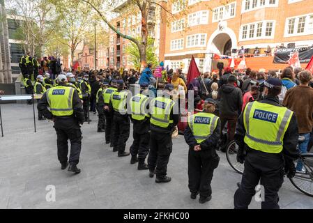 Londra, Regno Unito. 01 Maggio 2021. La polizia protegge l'ufficio domestico contro i manifestanti durante una manifestazione contro il Segretario dell'interno, Priti Patel in una protesta di ‘Kill the Bill a Londra una delle 40 proteste organizzate in tutto il Regno Unito. La protesta è contro la polizia, il crimine, la condanna e la legge dei tribunali concederebbero alla polizia una serie di nuovi poteri discrezionali per chiudere le proteste. (Foto di Dave Rushen/SOPA Images/Sipa USA) Credit: Sipa USA/Alamy Live News Foto Stock