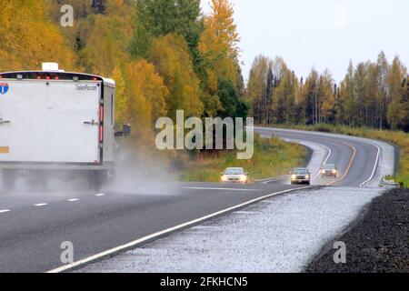 Strada piovosa vicino Anchorage Alaska USA Foto Stock