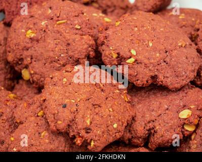Biscotti fatti in casa al cioccolato con noci Foto Stock