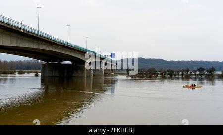 Heteren Paesi Bassi - 5 febbraio 2021 - Canoers ON Reno vicino a Heteren Foto Stock