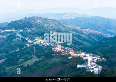 Paesaggio di Doi Mae Salong e Santikhiri Village in serata, bella vista sulle montagne e piantagione di terrazze da tè. Chiang Rai, Thailandia. Foto Stock