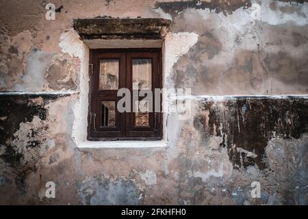 Antica vecchia finestra sulla parete esterna di grunge industriale loft. Vecchie pareti e finestre in mattoni. Foto Stock