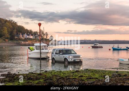 Crosshaven, Cork, Irlanda. 02 maggio 2021. Rafal Sikora e Tom Nowak si preparano a lanciare la loro barca dallo scivolo prima dell'alba mentre si dirigono verso l'esterno per una giornata di pesca a Crosshaven, Co. Cork, Irlanda. - credito; David Creedon / Alamy Live News Foto Stock