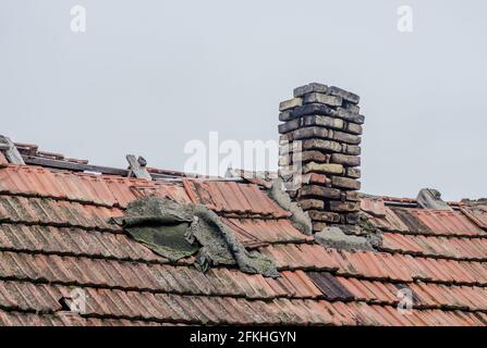 vecchio camino dal mattone di una casa dilapidata Foto Stock