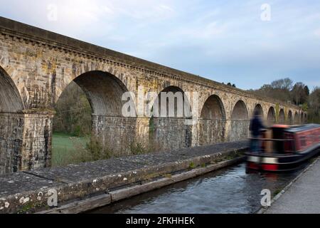 Acquedotto e viadotto Chirk sul canale Llangollen, al confine tra Inghilterra e Galles. Con una chiatta narrowboat traversata Foto Stock