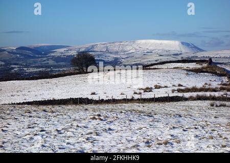 Pendle Hill in inverno da Noyna Hill, Foulridge, Colne, Lancashire, Inghilterra, REGNO UNITO. Foto Stock