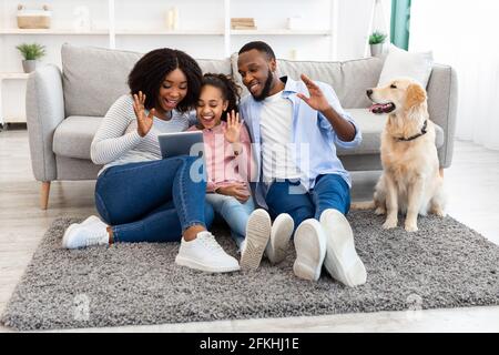 Famiglia nera con videocamera che usa il computer portatile con le mani che si muovono Foto Stock