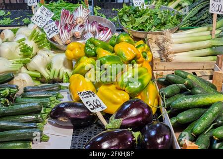 Melanzane, peperoni e altri ortaggi in vendita in un mercato Foto Stock