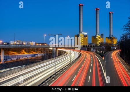 Autostrada e centrale di notte visto a Berlino, Germania Foto Stock