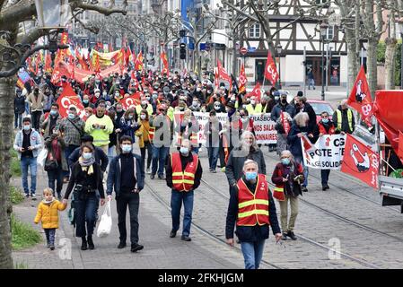 Francia, 1 maggio 2021, la tradizionale parata del 1 maggio, Festa del lavoro, ha riunito diversi movimenti e l'interUnione. 1 maggio 2021, a Strasburgo, Francia nordorientale. Foto di Nicolas Roses/ABACAPRESS.COM Foto Stock