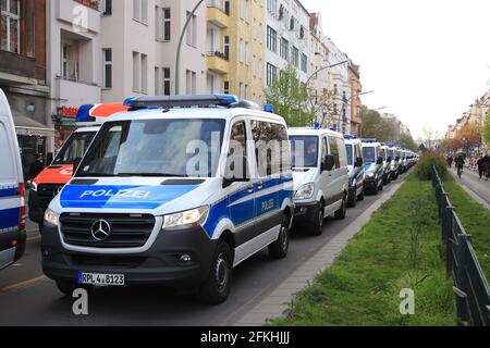 Berlino, Germania - 01 maggio 2021: Auto di polizia in strada a festa myfest il giorno di mayday. Maggio a Berlino Kreuzberg si riferisce ai festival di strada e. Foto Stock