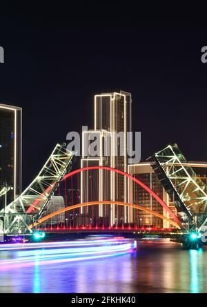 Tianjin. 1 maggio 2021. La foto a lunga esposizione scattata il 1° maggio 2021 mostra la vista notturna del ponte Jiefang a Tianjin, Cina settentrionale. Credit: Sun Fanyue/Xinhua/Alamy Live News Foto Stock