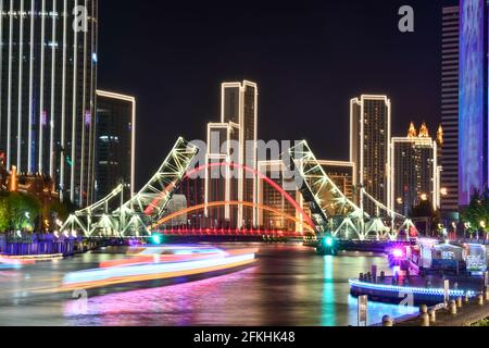 Tianjin. 1 maggio 2021. La foto a lunga esposizione scattata il 1° maggio 2021 mostra la vista notturna del ponte Jiefang a Tianjin, Cina settentrionale. Credit: Sun Fanyue/Xinhua/Alamy Live News Foto Stock