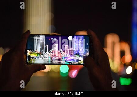 Tianjin, Cina. 1 maggio 2021. Un cittadino scatta foto del ponte Jiefang aperto a Tianjin, Cina del nord, 1 maggio 2021. Credit: Sun Fanyue/Xinhua/Alamy Live News Foto Stock