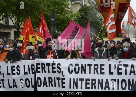 Parigi, Francia. 1 maggio 2021, visione generale durante le proteste della Giornata Internazionale del lavoro il 1 maggio 2021 a Parigi, Francia. Ogni anno il giorno di maggio è usato per segnare la lotta per i diritti dei lavoratori, con i sindacati e le associazioni. Foto di Georges Darmon/Avenir Pictures/ABACAPRESS.COM Foto Stock