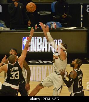 Los Angeles, Stati Uniti. 02 maggio 2021. L'avanti di Denver Nuggets Aaron Gordon spara sopra Nicolas Batum dei Clippers di Los Angeles durante la seconda metà allo Staples Center a Los Angeles sabato 1 maggio 2021. I Nuggets sconfissero i Clippers 110-104. Foto di Jim Ruymen/UPI Credit: UPI/Alamy Live News Foto Stock