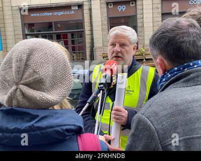 Edimburgo, Regno Unito. 29 Apr 2021. Angus Robertson, candidato diretto del Partito Nazionale Scozzese SNP, parla con i giornalisti. (Al dpa "Scotland prima delle elezioni cruciali: È in arrivo una nuova frontiera in Europa?") Credit: Bedikt von Imhoff/dpa/Alamy Live News Foto Stock