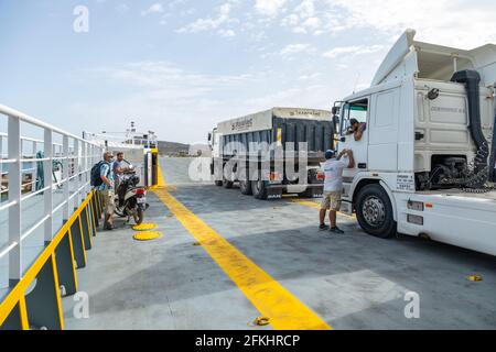 Antiparos, Grecia - 28 settembre 2020: Traversata in traghetto per l'isola di Antiparos. Persone e auto a bordo. Foto Stock