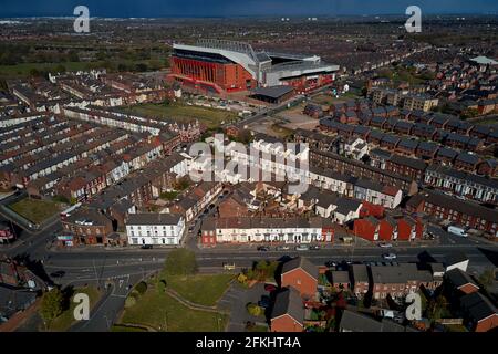 Vista aerea di Anfield che mostra lo stadio in un ambiente urbano circondato da case residenziali Foto Stock