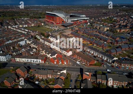 Vista aerea di Anfield che mostra lo stadio in un ambiente urbano circondato da case residenziali Foto Stock