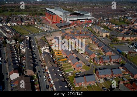 Vista aerea di Anfield che mostra lo stadio in un ambiente urbano circondato da case residenziali Foto Stock