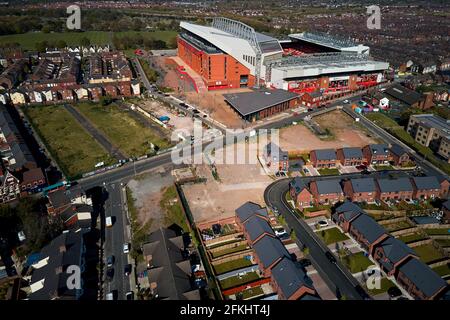 Vista aerea di Anfield che mostra lo stadio in un ambiente urbano circondato da case residenziali Foto Stock