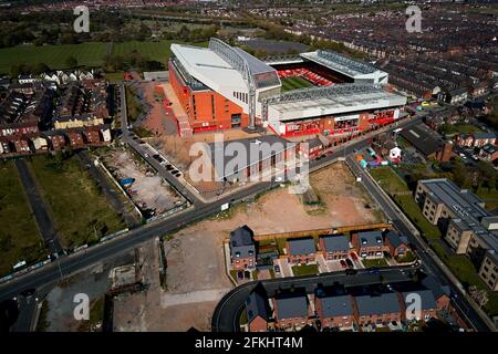 Vista aerea di Anfield che mostra lo stadio in un ambiente urbano circondato da case residenziali Foto Stock