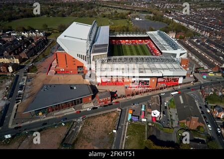 Vista aerea di Anfield che mostra lo stadio in un ambiente urbano circondato da case residenziali Foto Stock